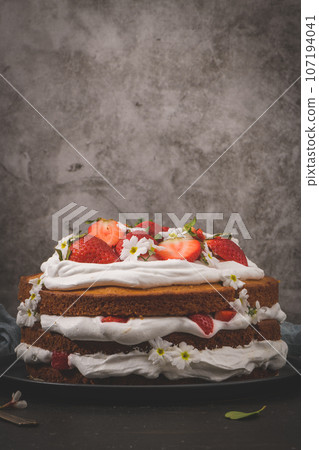 Sponge cake with fresh strawberries Sponge cake with fresh strawberries 107194041