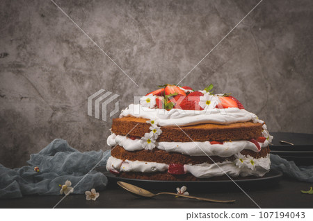 Sponge cake with fresh strawberries 107194043