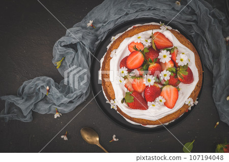 Sponge cake with fresh strawberries 107194048