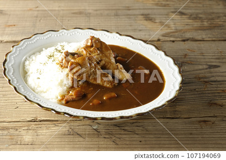 Curry rice with bone-in chicken 107194069
