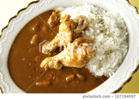 An overhead shot of curry rice with bone-in chicken 107194097
