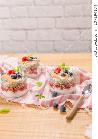 Chia pudding with oat and berries 107194174