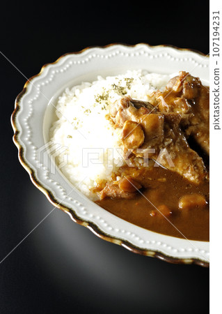 黑色背景中帶骨雞肉的咖哩飯 107194231