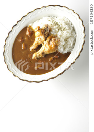 白色背景中帶骨雞肉的咖哩飯 白色背景中帶骨雞肉的咖哩飯 107194320