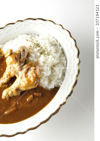白色背景中帶骨雞肉的咖哩飯 107194323