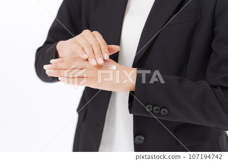應用護手霜的女商人的手 應用護手霜的女商人的手 107194742