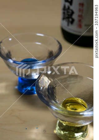 玻璃杯與日本清酒 107194963