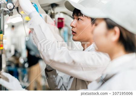 在工廠工作的工程師 107195006