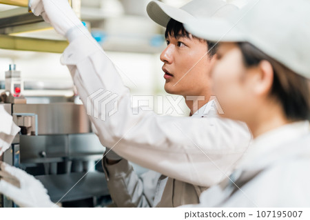 在工廠工作的工程師 107195007