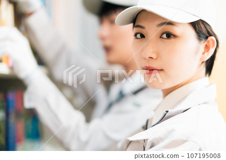 嚴肅的女工作人員整理房間 107195008