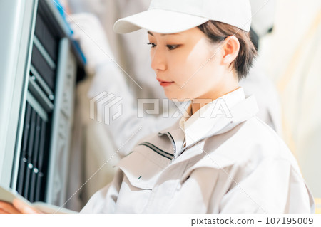 進行伺服器維護的女性 IT 管理員 107195009