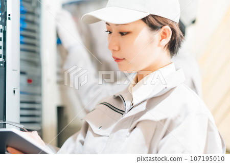 維護系統的女性IT管理員 維護系統的女性IT管理員 107195010