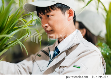 Engineers conducting bio research Engineers conducting bio research 107195013