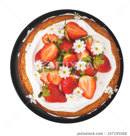 Sponge cake with fresh strawberries 107195088