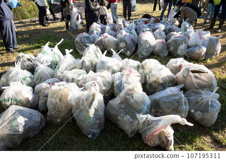 成堆的垃圾丟進河裡，清潔活動中收集到的大件垃圾 107195311