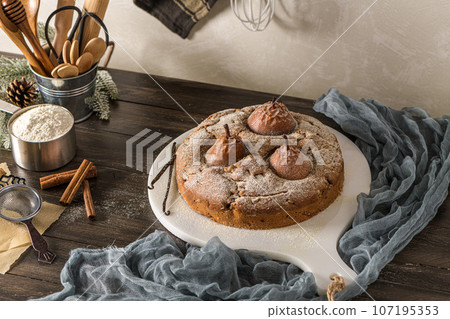 Delicious cake with pear and cinnamon 107195353