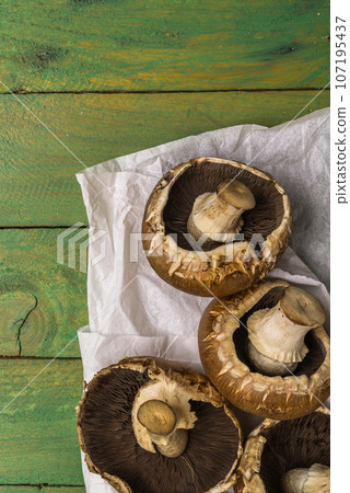 Fresh uncooked brown mushrooms 107195437
