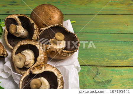 Fresh uncooked brown mushrooms 107195441