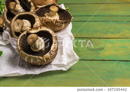 Fresh uncooked brown mushrooms 107195442