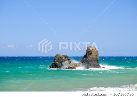 Throwing rocks and wave spray 107195756