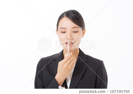 塗口紅的西裝女人 107195795