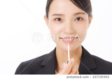 塗口紅的西裝女人 107195942