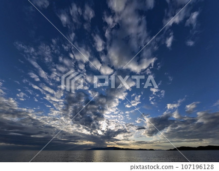 傍晚海岸，雲彩令人印象深刻，初秋，超廣角，天空，230924pm 107196128