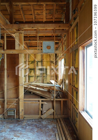 House under demolition construction House under demolition construction 107196399