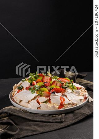 Pavlova cake 107196424
