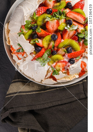 Pavlova cake 107196439