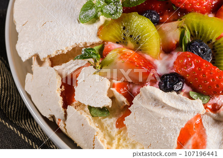 Pavlova cake 107196441