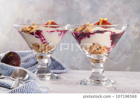 Figs pudding parfait with yogurt Figs pudding parfait with yogurt 107196568