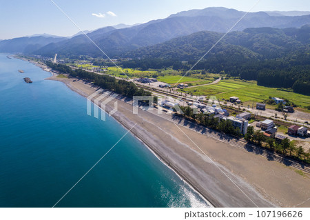 Drone photography | Shore with sparkling emerald green sea and jade stones washed ashore | Jade coast image | Asahi Town, Toyama Prefecture 107196626