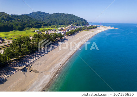 Drone photography | Shore with sparkling emerald green sea and jade stones washed ashore | Jade coast image | Asahi Town, Toyama Prefecture 107196630
