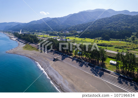 無人機攝影 | 波光粼粼的翠綠大海和被沖上岸的玉石 | 翡翠海岸影像 | 富山縣旭町 107196634