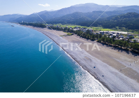 無人機攝影 | 波光粼粼的翠綠大海和被沖上岸的玉石 | 翡翠海岸影像 | 富山縣旭町 107196637
