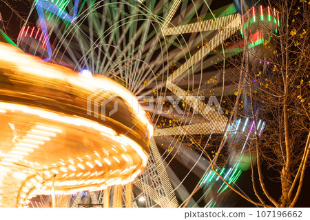 Spinning ferris wheel in motion 107196662