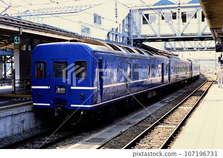 2002 24 series blue train Akebono arrives at the terminal station 2002 24 series blue train Akebono arrives at the terminal station 107196731