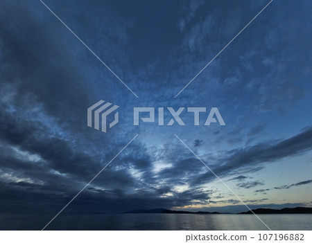 Early autumn evening sky and sea/Ultra wide angle/sky-based/230924pm Early autumn evening sky and sea/Ultra wide angle/sky-based/230924pm 107196882