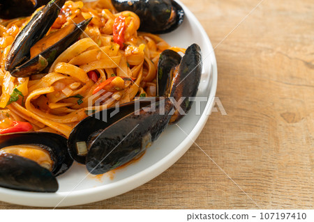Spaghetti pasta with mussels or clams and tomato sauce 107197410