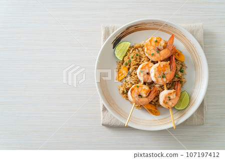 fried rice with shrimps skewers 107197412