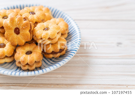 biscuit with pineapple jam 107197455