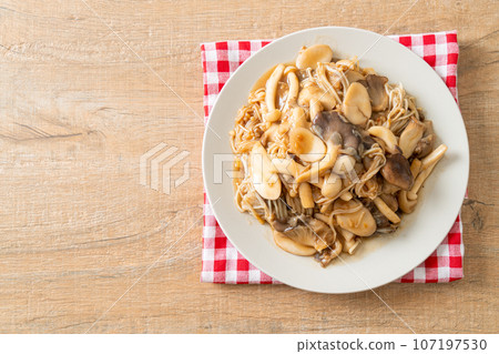 Stir fried mixed mushroom with oyster sauce 107197530