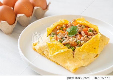 egg wrap or stuffed egg with minced pork and vegetable 107197538