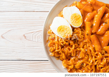 Rabokki (Ramen or Korean instant noodle and Tteokbokki) in spicy korean sauce 107197551