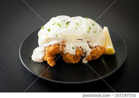 Snow Onion Chicken or Fried Chicken with Creamy Onions Sauce 107197558