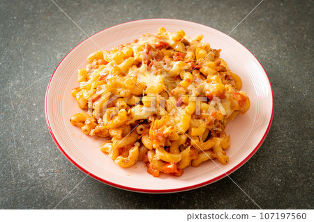 homemade macaroni bolognese with cheese 107197560