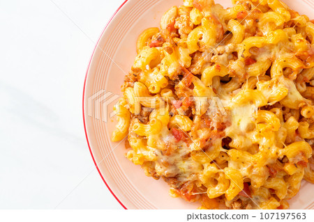 homemade macaroni bolognese with cheese 107197563