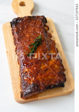 grilled and barbecue ribs pork 107197683