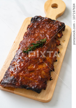 grilled and barbecue ribs pork 107197684